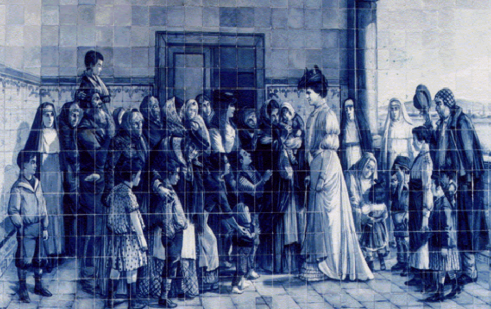 rainha dona amelia no dispensario dos pobres.PNG