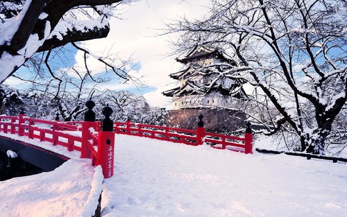 Japan-Aomori-Prefecture-Hirosaki-winter-snow-bridg