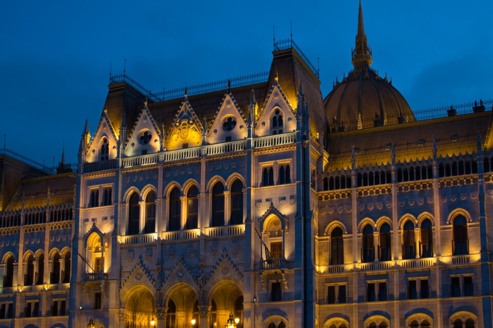 tribunal budapeste à noite.jpg