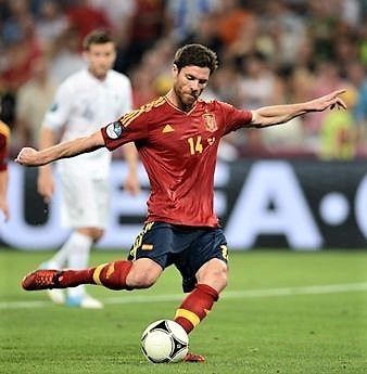 Xabi%20Alonso%20shoots%20to%20score%20a%20penalty.