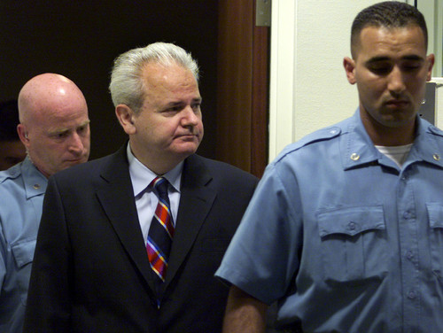 Slobodan Milosevic_prisão 2001-04-01