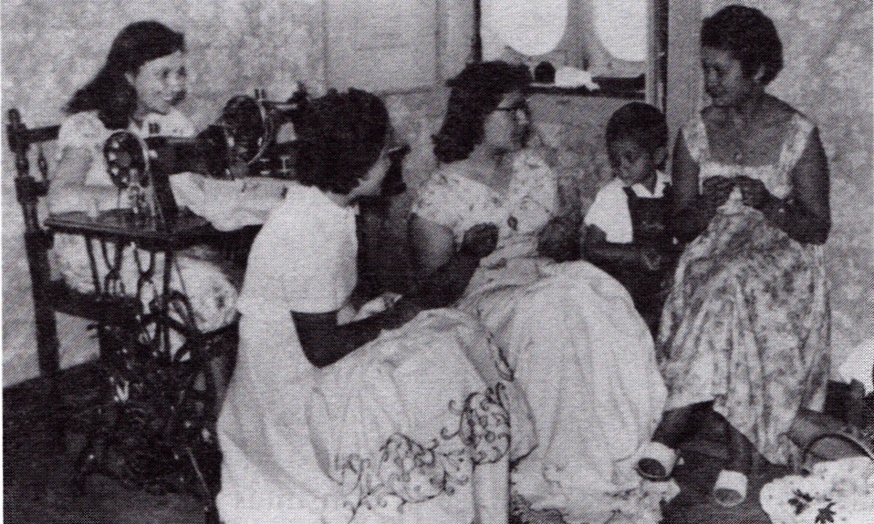 Grupo de Costureiras trabalhando em casa de D. Val