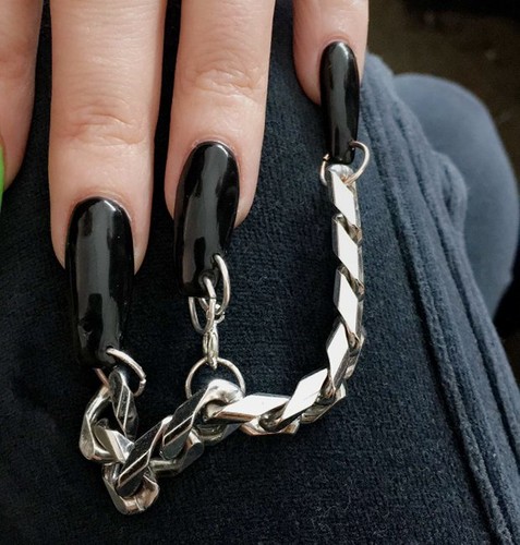 kim kardashian unhas correntes.jpg