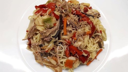 pato com massa chinesa e legumes.jpg pato com massa chinesa e legumes.jpg