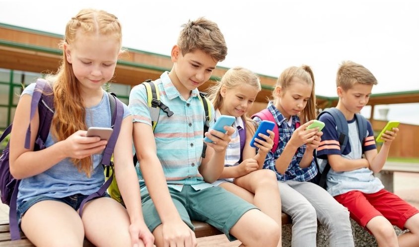 crianças e telefones.jpg