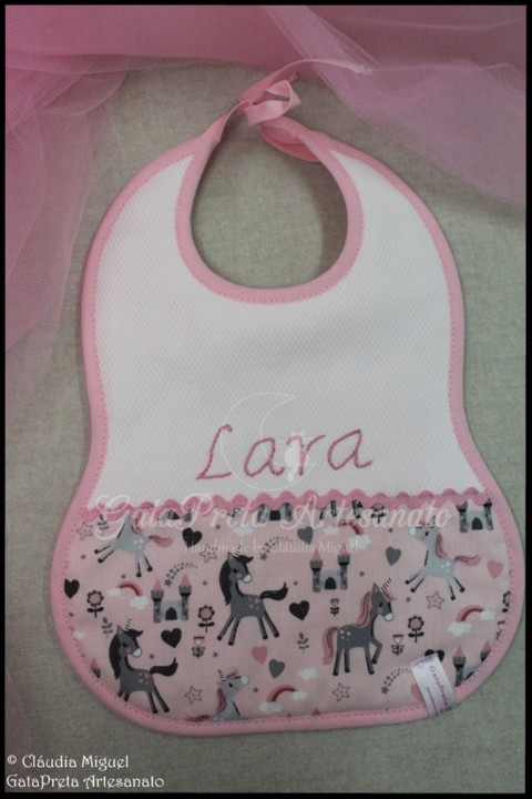 Babete e prendedor de chupeta Unicórnios Mágicos