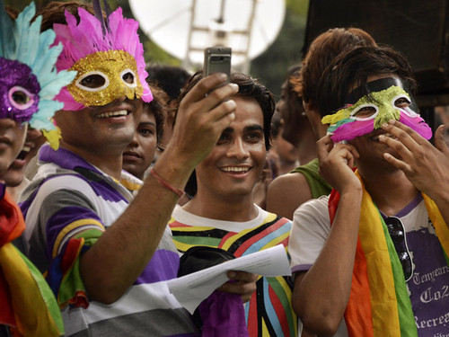 Gays e simpatizantes celebram o aniversário da descriminalização do homossexualismo na índia em Nova Délhi neste sábado (2) (Foto: AP)