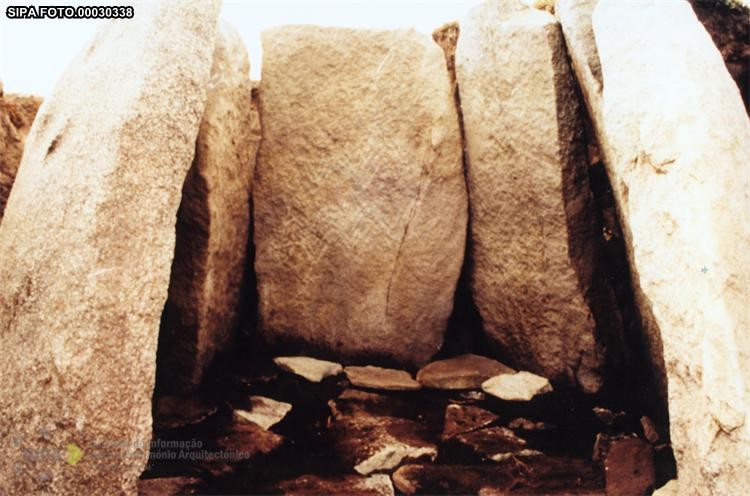 823 b dolmen mamoa e.jpg