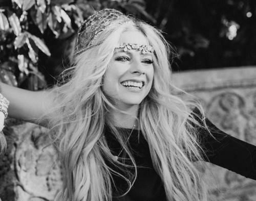 avril-lavigne-tell-me-its-over-2.jpg