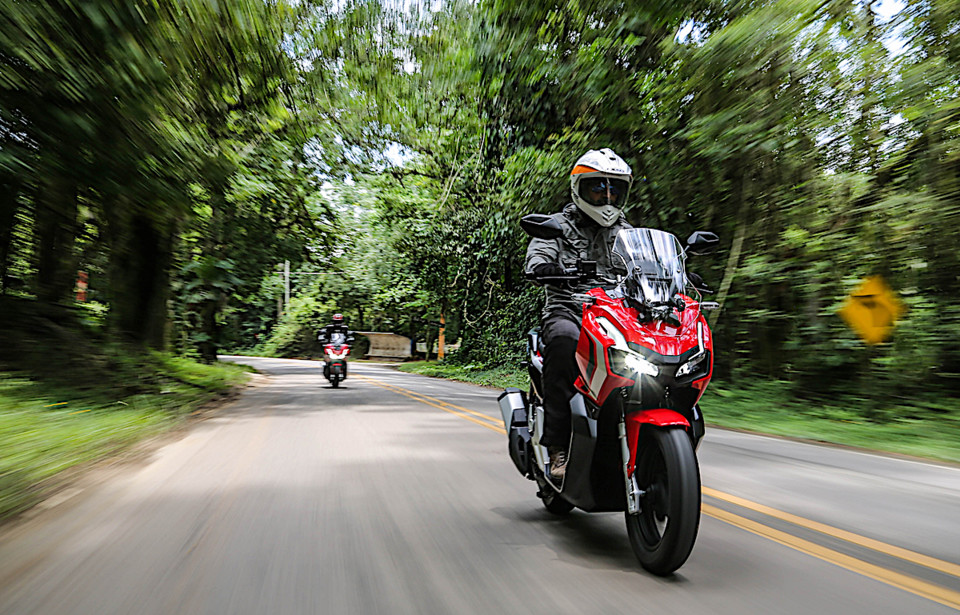 único motociclista de desenho de linha usando capacete, andando de moto na  estrada de asfalto. jovem