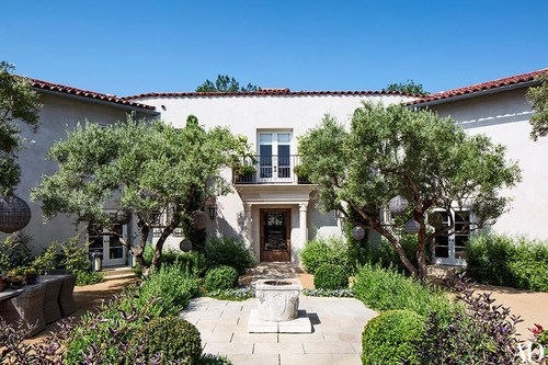 item4.rendition.slideshowHorizontal.ellen-pompeo-l