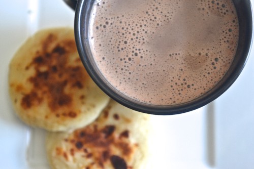 chocolate_caliente_arepa_colombia.jpg