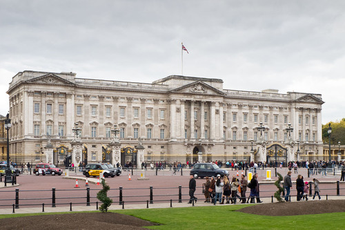 1024px-Buckingham_Palace_-_01.jpg