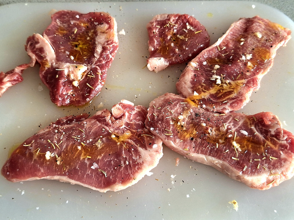 costeletas de porco preto C.png