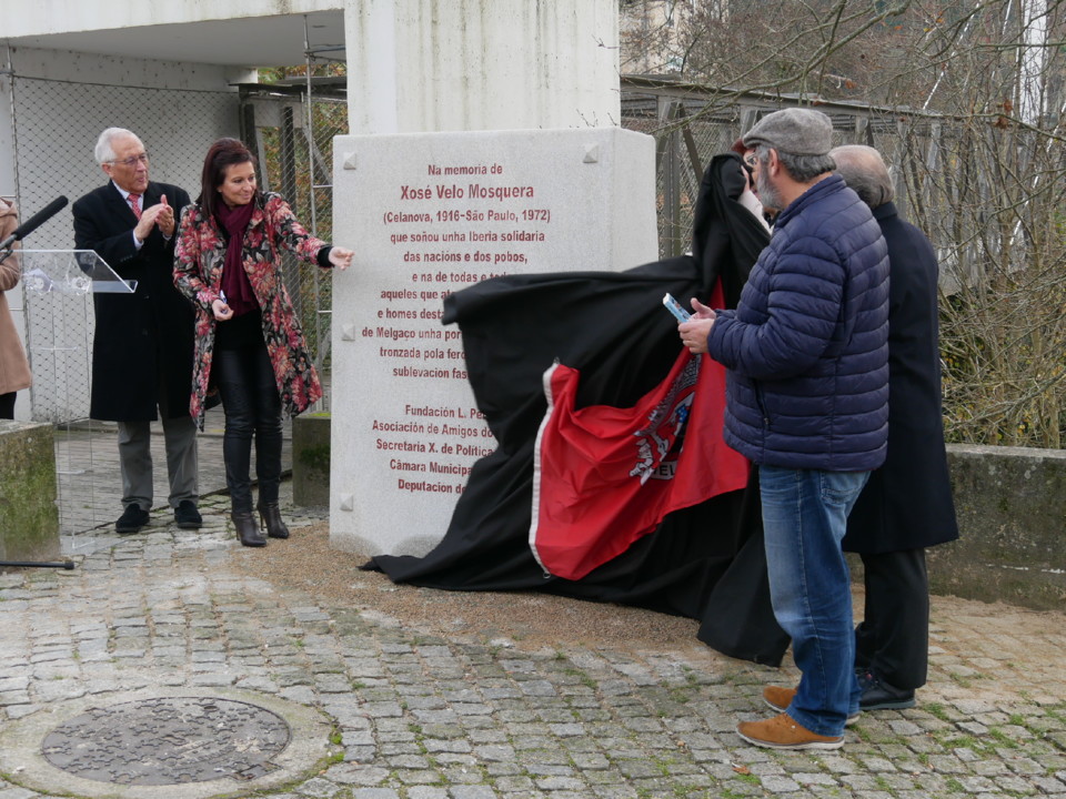 P1090618 Momento do descubrimento do monolito.JPG P1090618 Momento do descubrimento do monolito.JPG