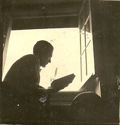 Pai, na casa da rua Luís de Camões, Algés.jpeg Pai, na casa da rua Luís de Camões, Algés.jpeg