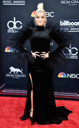 bebe-rexha-por os dedos na tomada da nisto. levou 