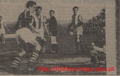 1955-56-porto-fcb-teixeira marca a isidoro.jpg