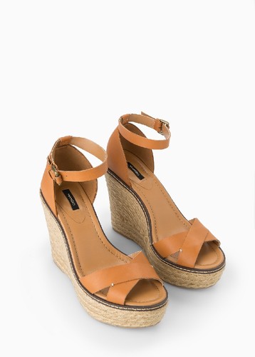 Mango_sandalias_cunha_castanhas.jpg