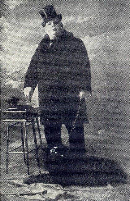 romao goncalves anuncio licor traje de gala.JPG