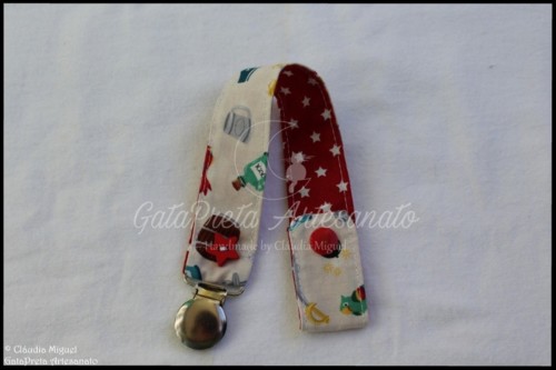 Babete e prendedor de chupeta Piratas3.JPG