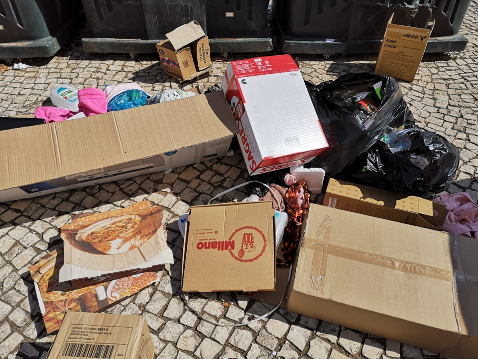 Lixo fora dos contentores Beja (1).jpg