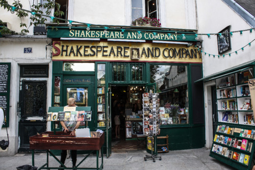 Shakespeare_and_Company_bookstore,_Paris_13_August