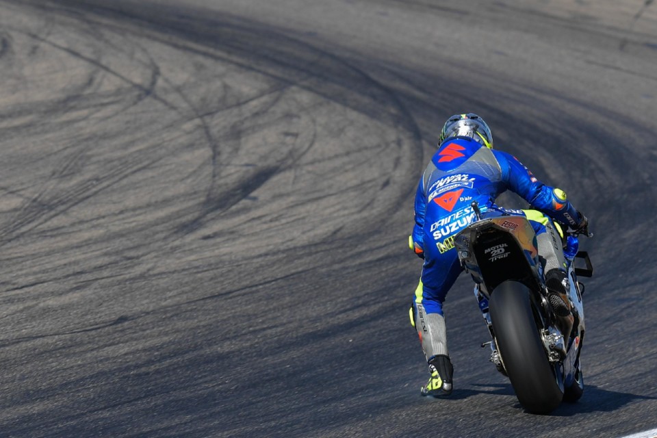 Marc Márquez é ejetado da moto e sofre queda forte no warm-up da