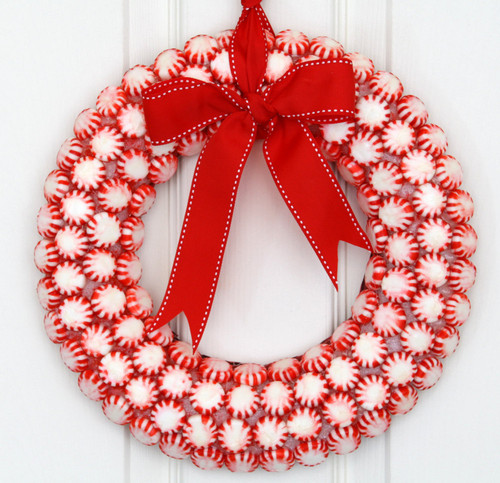 Cheerful-Red-and-With-Christmas-Wreath-Ornament-Id