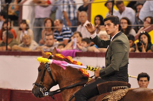 Pose atenta de João Pamplona...