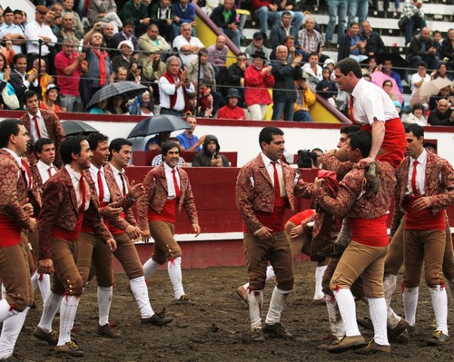 O grupo junta-se ao seu companheiro...