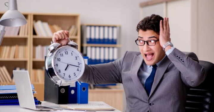 empresario-com-relogio-falhando-em-cumprir-os-praz