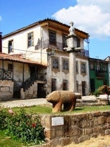 Pelourinho e Verraco na Torre de Dona Chama (Miran