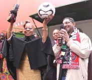 Primeira-dama exibe material oferecido por Feizal Sidat