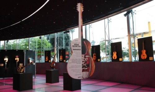Casino Lisboa - Exposição Guitarras 1.JPG