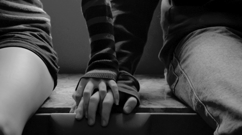 photo-hand-in-hand-couple (2).png