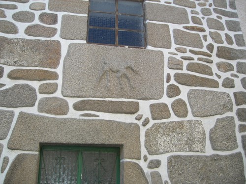 Casa com gravura na pedra Sezures 1.JPG