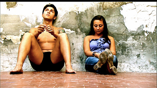 Fabio e fidanzata seduti a terra (L.C.B.).jpg