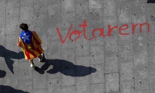 x71937392_A-student-wearing-an-Estelada-Catalan-se x71937392_A-student-wearing-an-Estelada-Catalan-se