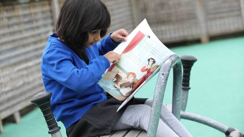 reading-fun-at-elmhurst-primary-school-16x9.jpg