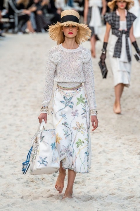 60-chanel-srping-summer-2019-beach-set.jpg