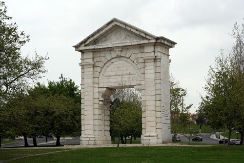 Arco de S. Bento, Praca de Espanha, Lisboa.jpg