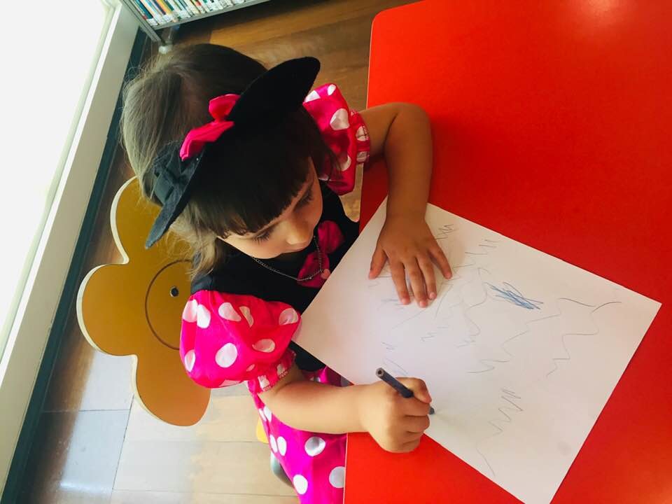 Maria a escrever.jpg Maria a escrever.jpg