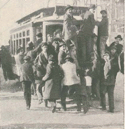 elétricos apinhados Lisboa.GIF