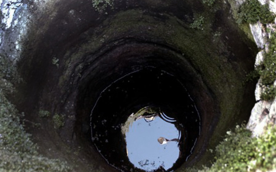 Água em poço contaminado....jpg