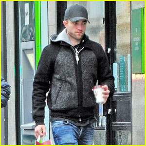robert-pattinson-does-last-minute-christmas-shoppi