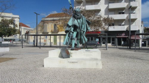 estatua-prior-crato-1[1].jpg