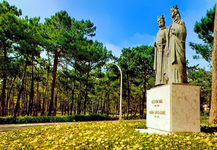 S. Pedro de Moel - Estátua de D. Dinis e da Raín