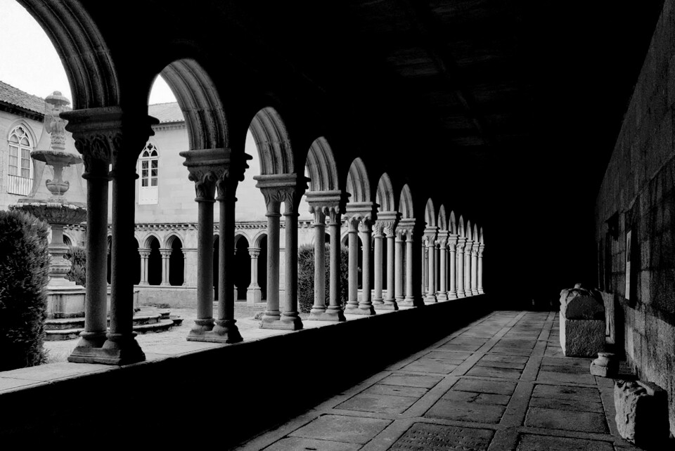 Claustro Santo Tirso copiar pb.jpg