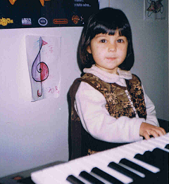 Debora Caracol piano com 4 anos.png